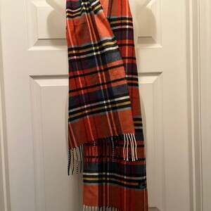 Women's Plaid Fringe Scarf with Soft Woven Fabric Classic Check Pattern.